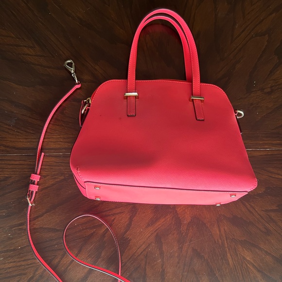 Medium size Kate Spade bag comes with cross body strap - Picture 2 of 2